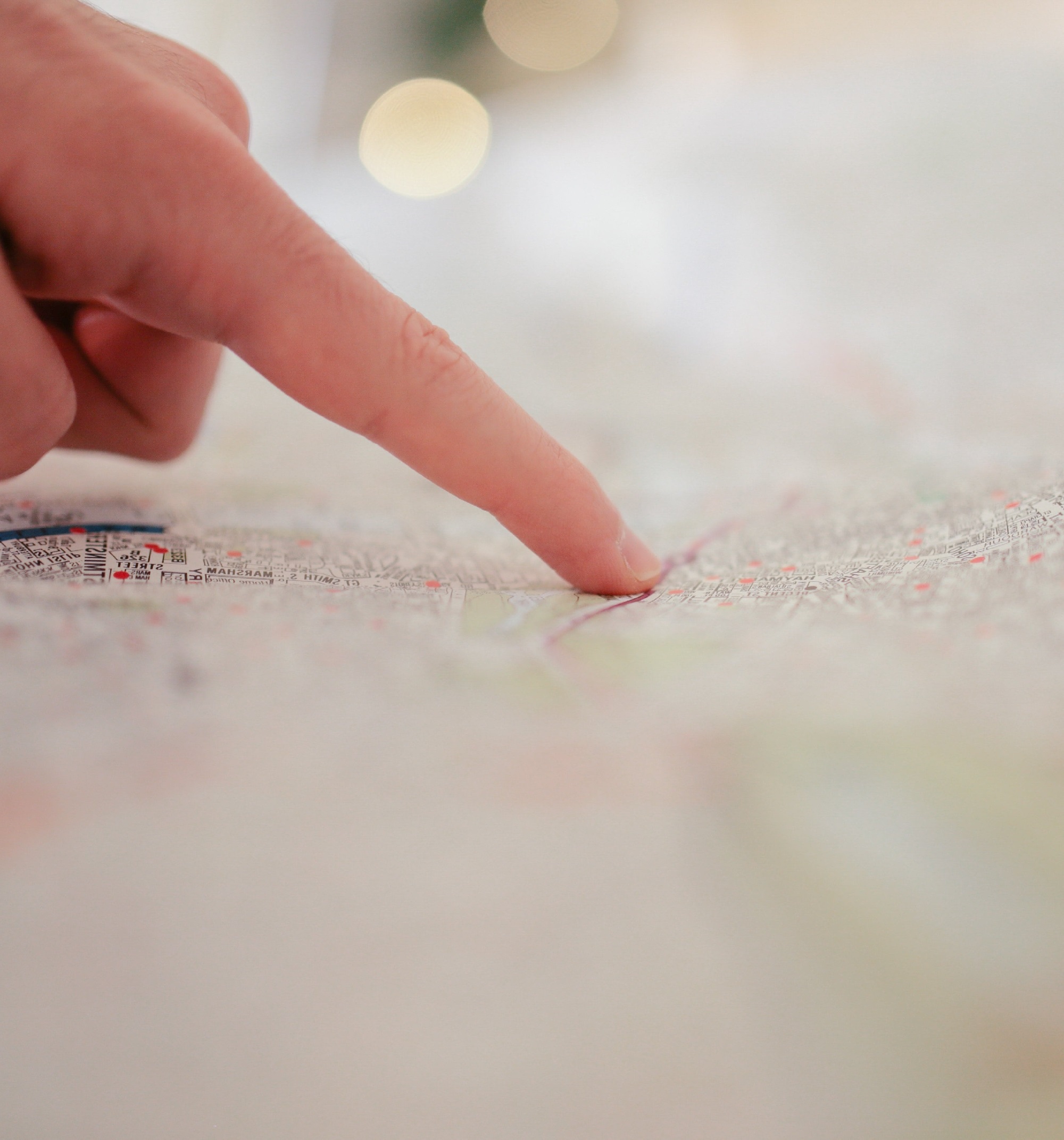 Leadership coaching | Woman points at a map