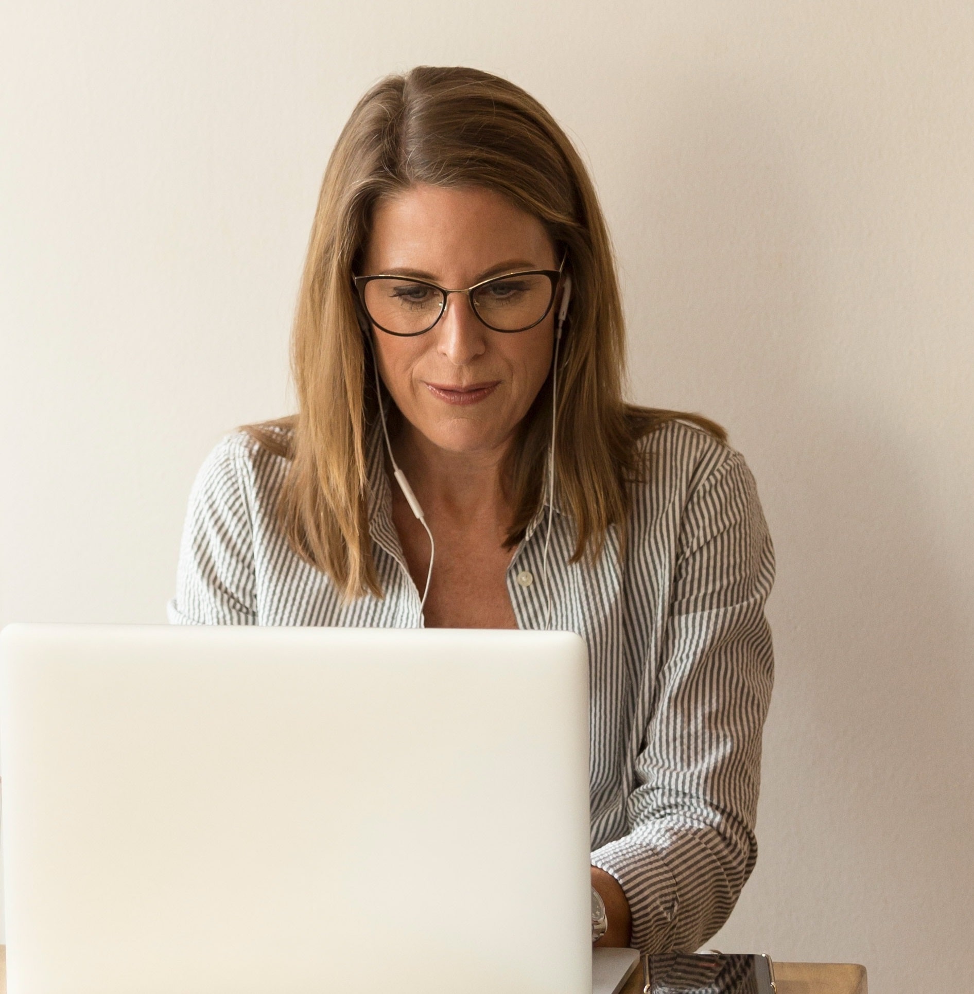 Leadership coaching | Woman works at a computer 